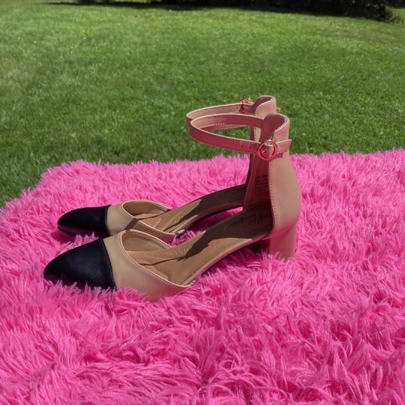 Nude with black tie pointed chunk heel buckle ankle closure size 8.5W - Picture 5 of 11